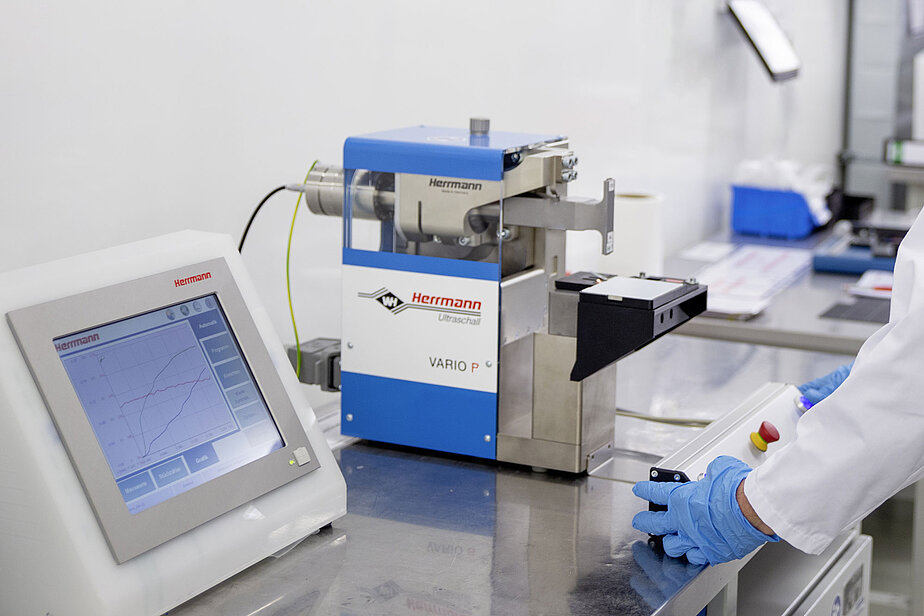 配备HiS VARIO P 35和控制显示屏的工作台，位于实验室环境中