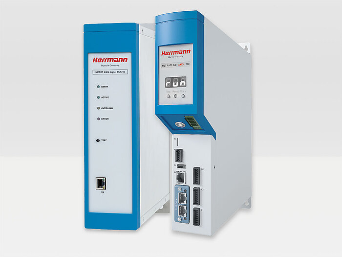 两台 Herrmann 超声波发生器，带显示屏和控制接口