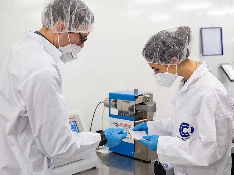 CUSTOMCELLS employees weld lithium-ion battery cells using a system from Herrmann