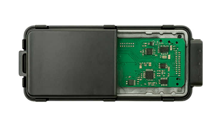 带半开外壳和可见电路板的电子模块