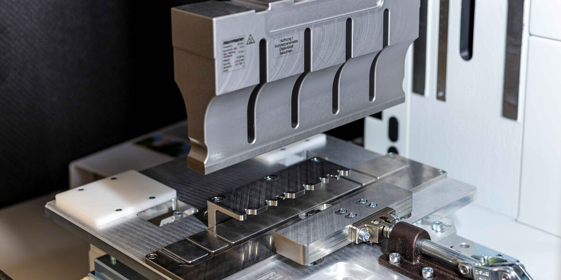 超声焊接设备，焊头位于金属固定装置上方