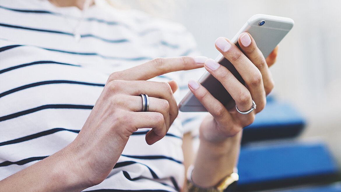 手持智能手机的人