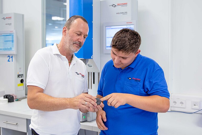 Colleagues from the PLASTICS application laboratory examine an ultrasonic welded bond